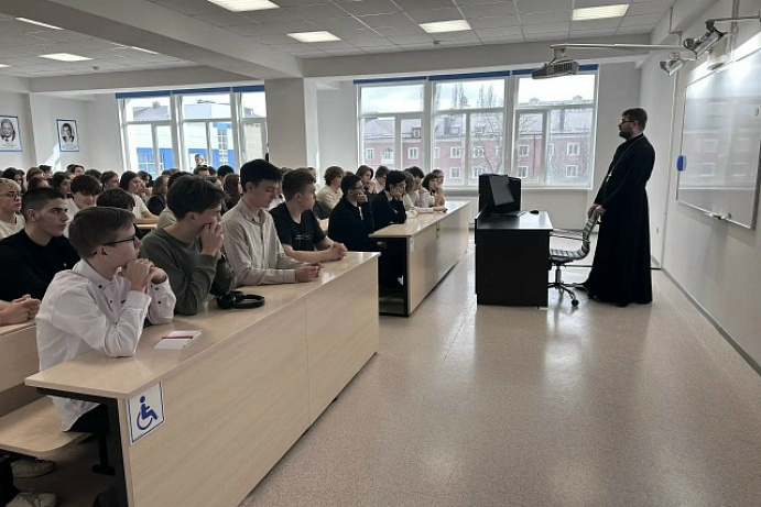 ДУХОВНЫЙ ВЗГЛЯД НА ПРОБЛЕМУ ЭКСТРЕМИЗМА: ВСТРЕЧА ОБУЧАЮЩИХСЯ СУНЦ СКФУ СО СВЯЩЕННИКОМ