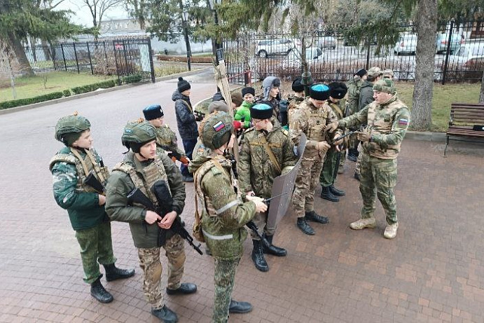 Можно ли стать защитником Отечества, если ты учишься в школе? 